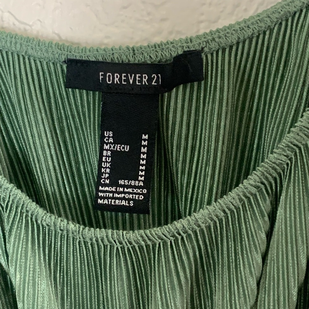 Forever 21 | Like new green peasant top puffed sleeve cropped size medium - Picture 2 of 6